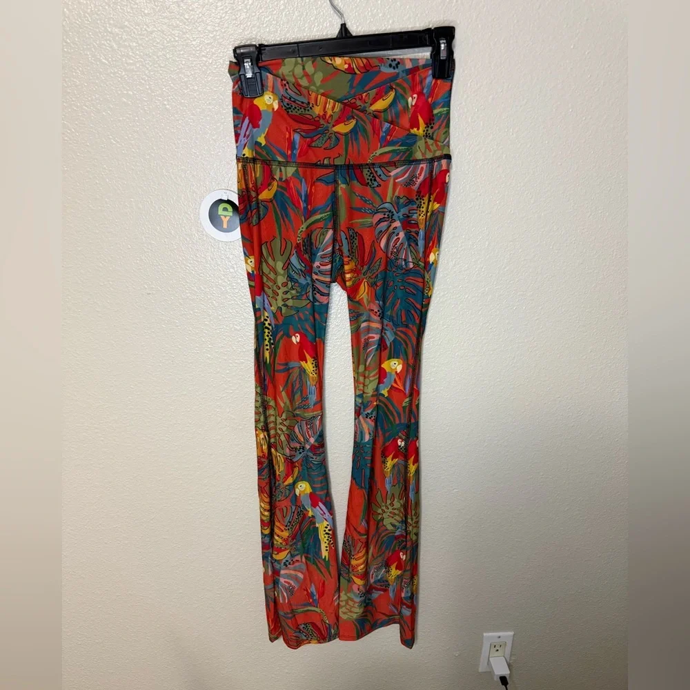 New NWT YOGA democracy Split Flare Pant In Tropical Paradise - Picture 2 of 8